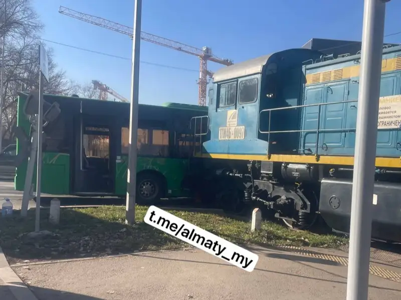 Автобус пен тепловоз соқтығысты