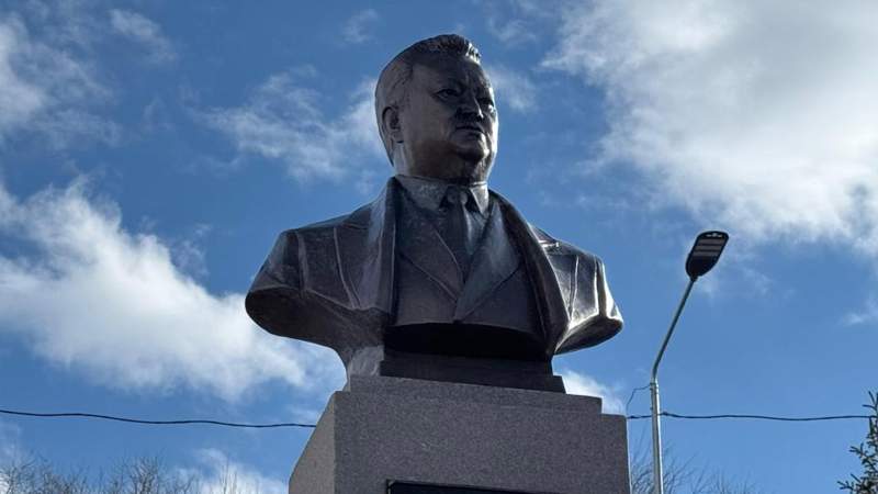 Заманбек Нұрқаділовке арналған ескерткіш 