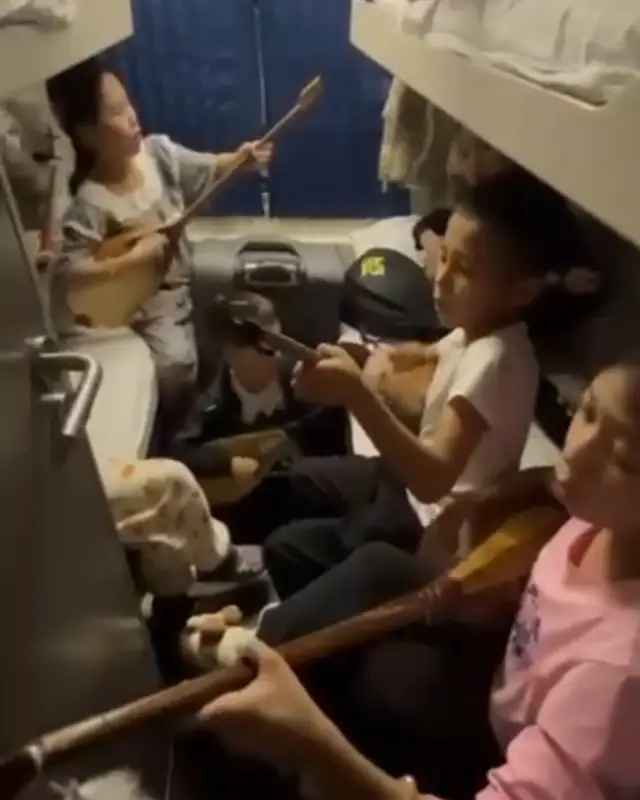 Жас домбырашылар