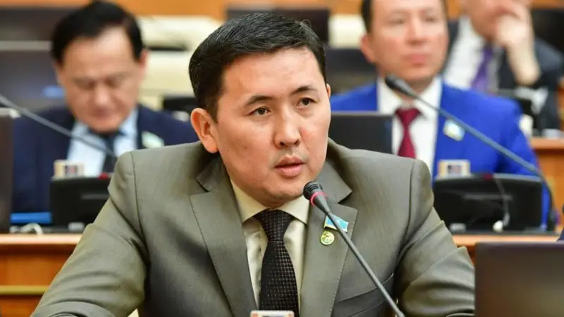 Әйел ер адамның анусына қолын қойды.