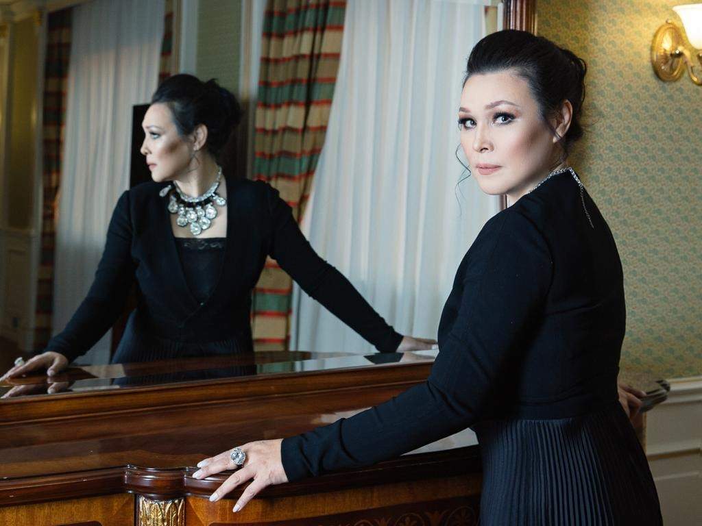 Үлкен жомарт жетілген әйел жеке