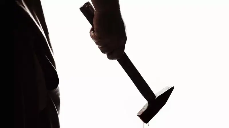 балға ұстаған маньяк