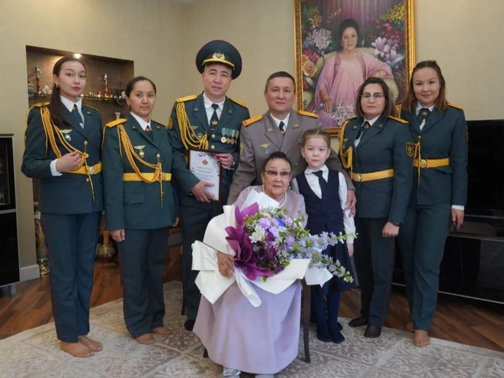 р