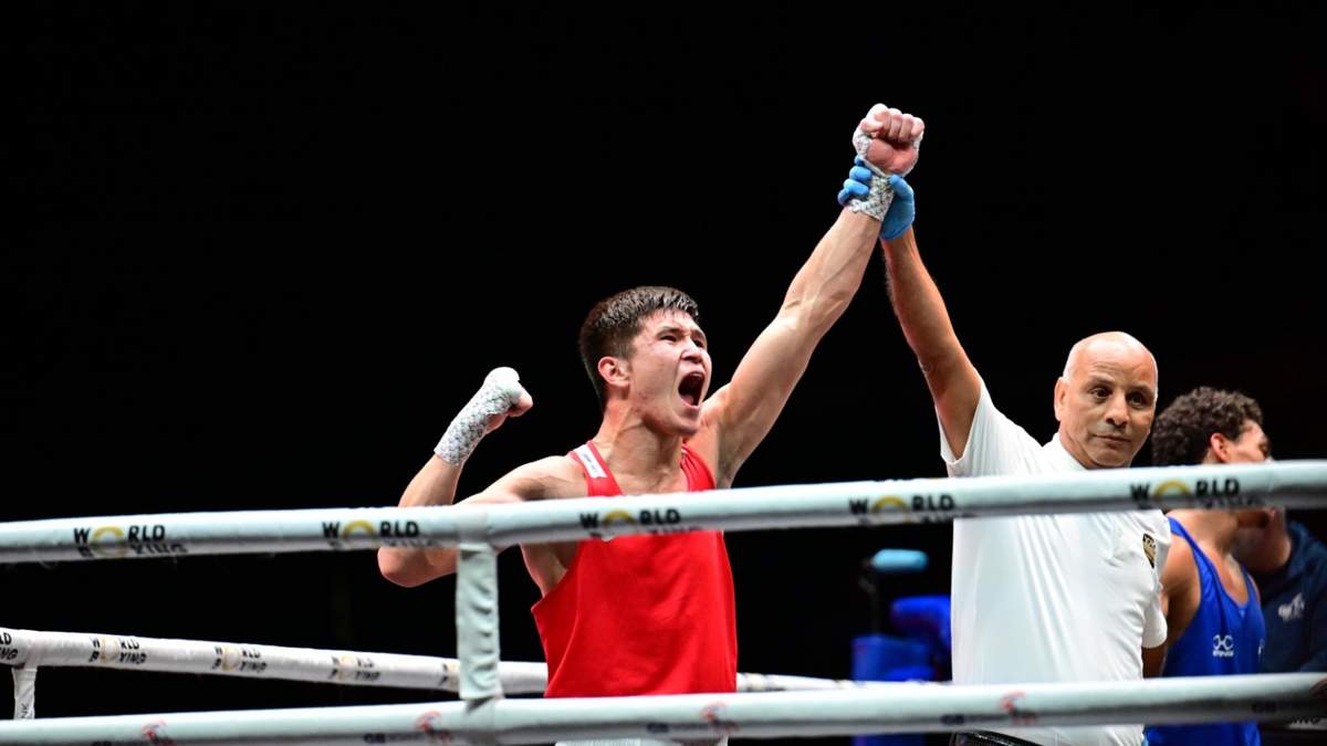 Жалаңаш қыздың үлкен жамбастары