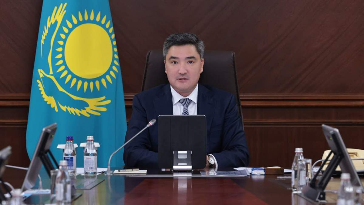 Анустары жойылған ерлер мен әйелдердің фотосуреттері