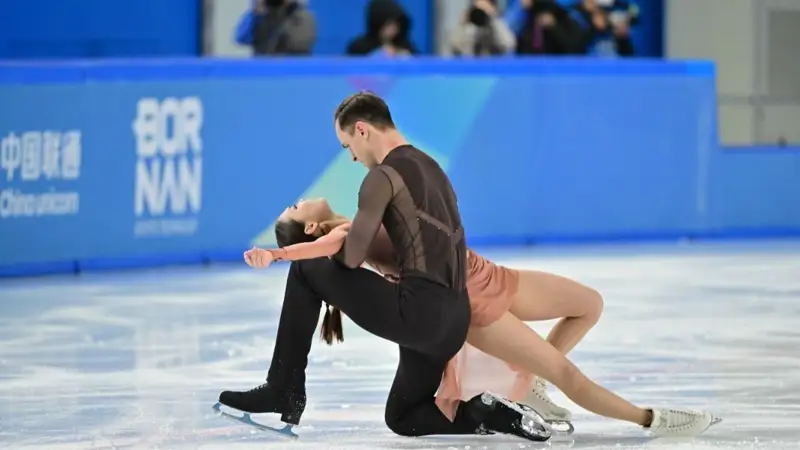 Мәнерлеп сырғанаушылар Бойсангур Датиев пен Гаухар Наурызова 