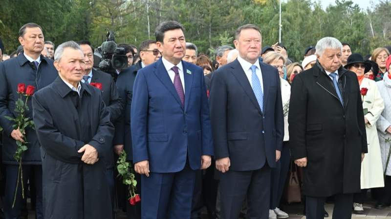 Міржақып Дулатов ескерткіші Ернлан Қошанов