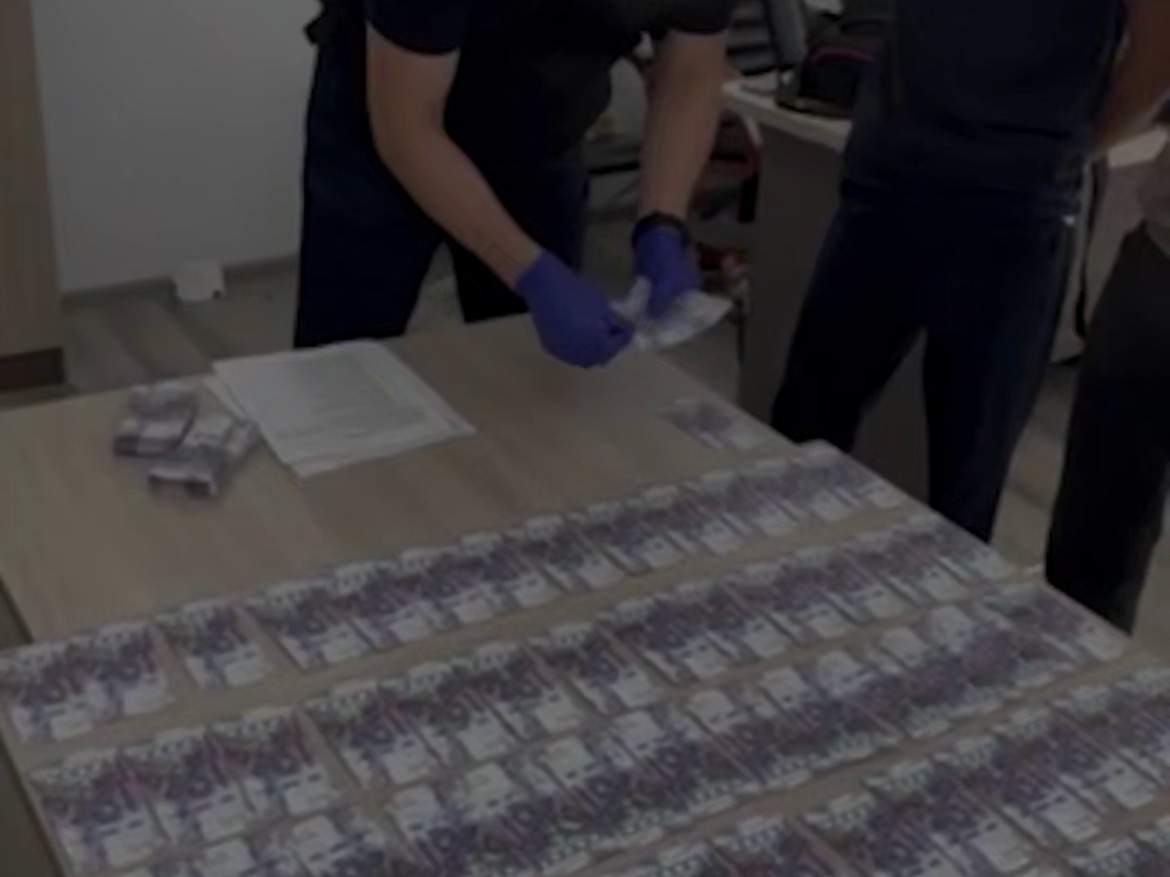 Бастықтар трахают бағынышты порно