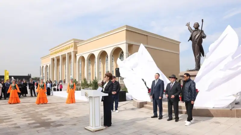 Нұрғиса Тілендиев ескерткіші