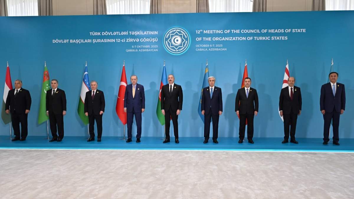 Барлығының алдында минет (порно) Әйелдің тұрып, ер адамның аузына сиып жатқан видеосы