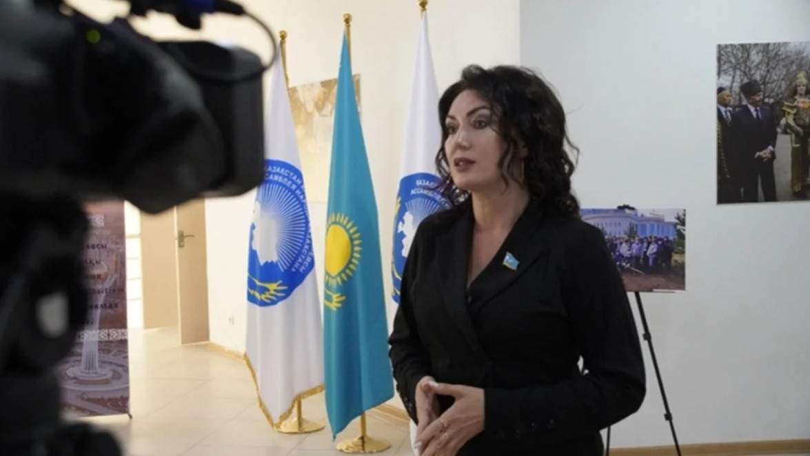 Алексис Техас дивандағы ит стилі