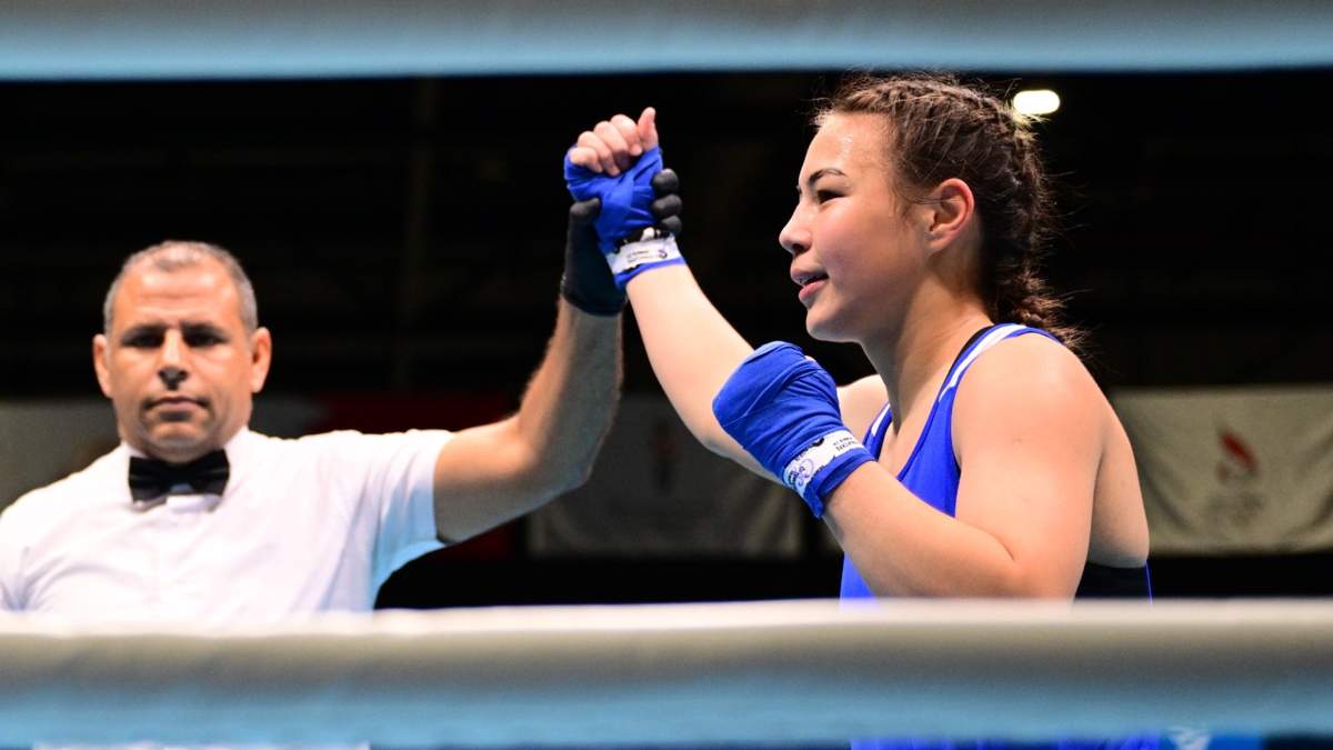 Екеуміз жұлқынып, бір-бірімізге жақындадық.