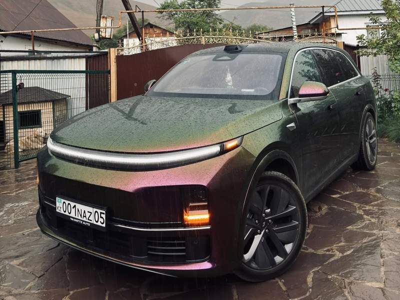 Назым Қызайбайдың көлігі Назым Қызайбай