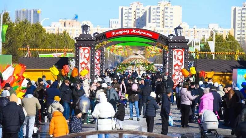 көп адамдар