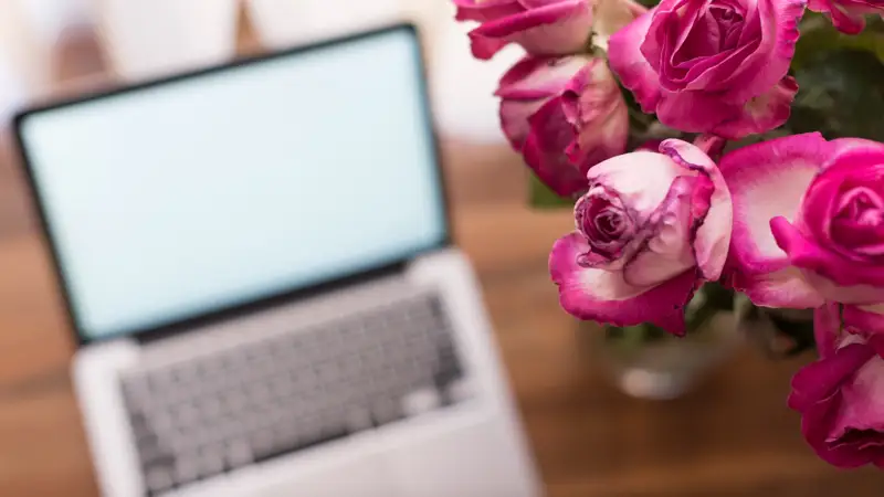 Гүл мен ноутбук