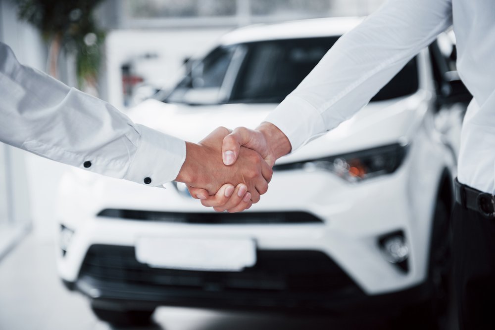 Автосалондағы клиент пен сатушы